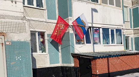 Признался и раскаялся: полиция нашла вандала, сорвавшего российский флаг и знамя Победы в Губкинском. ВИДЕО