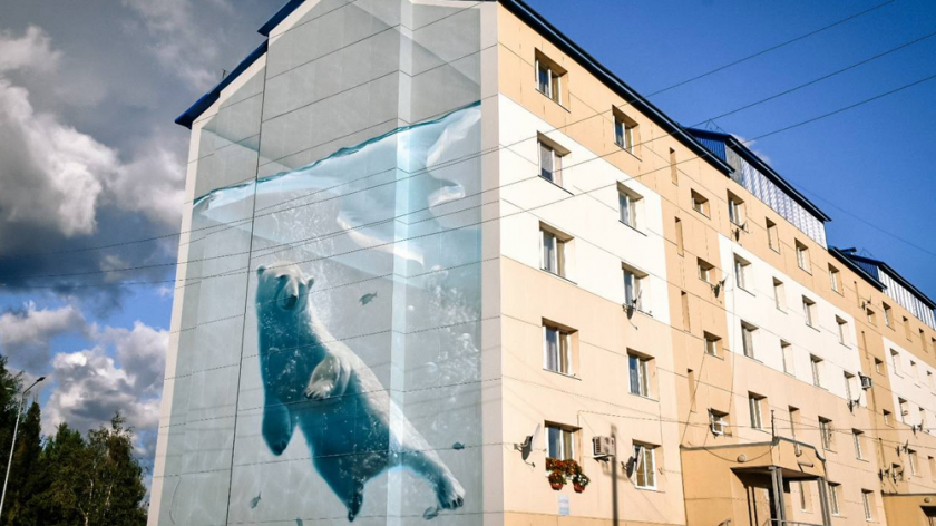 Белый мишка появился на фасаде многоэтажки в Губкинском