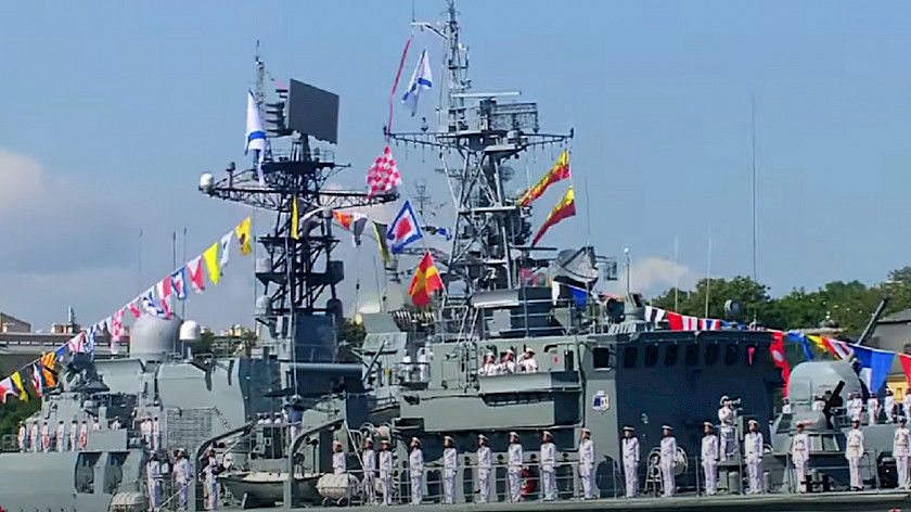 Более 3000 моряков и 45 кораблей приняли участие в Главном военно-морском параде ко Дню ВМФ