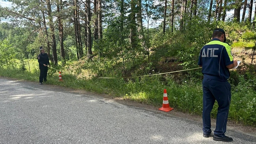 В Свердловской области двое подростков попали в ДТП с мопедом