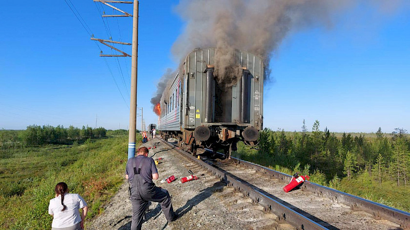 На Ямале загорелся пассажирский поезд. ВИДЕО