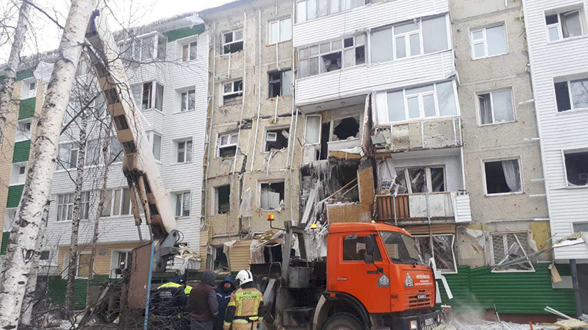 Два человека могут находиться под завалами пострадавшего от взрыва дома в Нижневартовске 