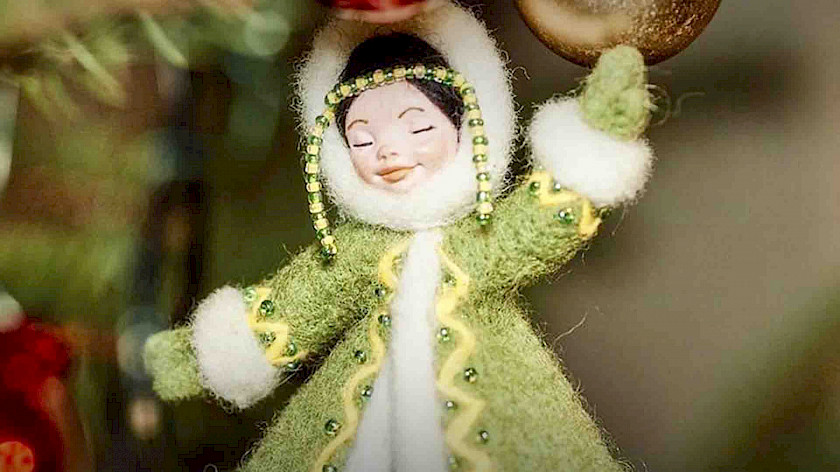 Новогодняя игрушка педагога из Тарко-Сале украсила ель в Эрмитаже