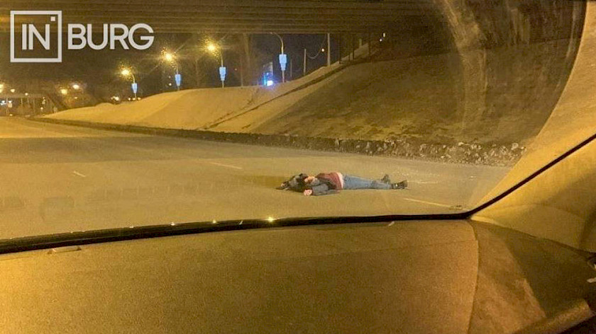 В Екатеринбурге с моста упал мужчина 