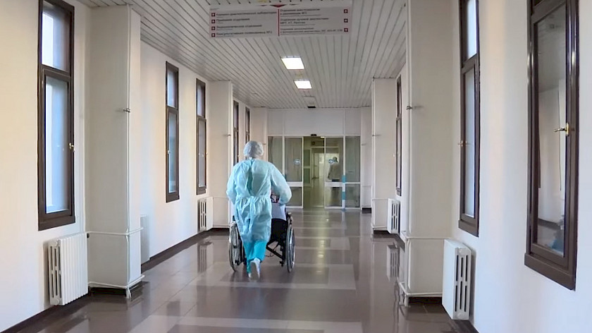 Юная петербурженка попала в реанимацию после падения с плеч отца