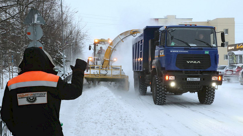 Коммунальщики Надыма вывезли 4,2 тысячи кубометров снега за выходные