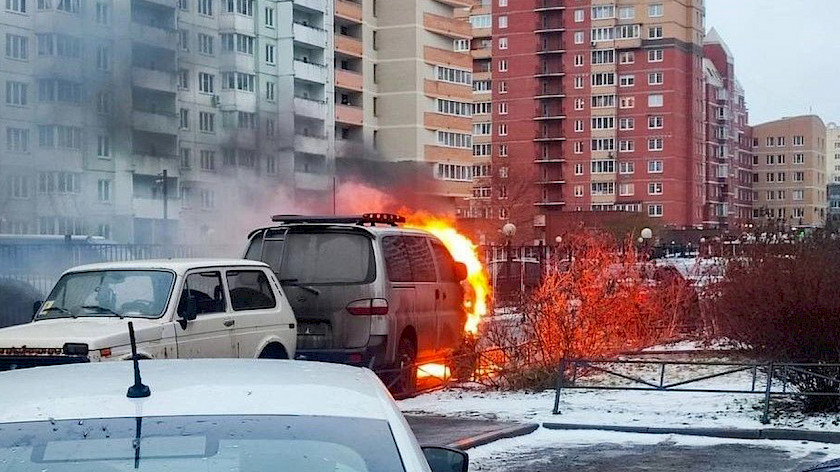 Микроавтобус сгорел в Петербурге