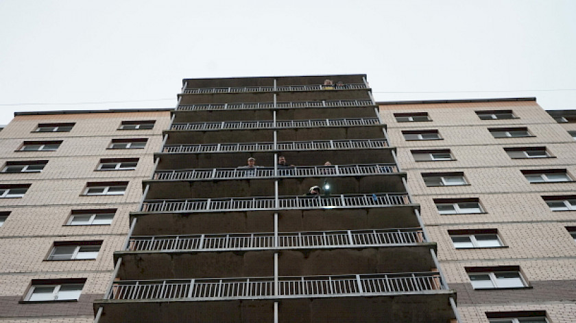 Девушка скончалась после падения с балкона в Колпино 