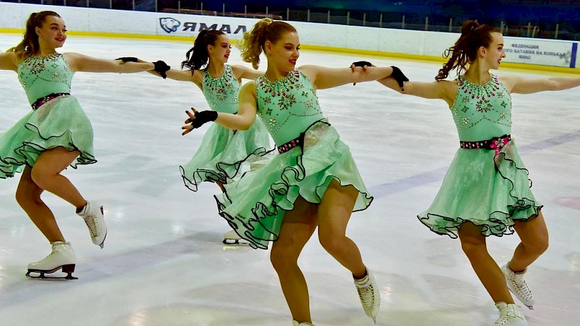 Фигуристов со всей России собрали соревнования по синхронному катанию на коньках в Салехарде 