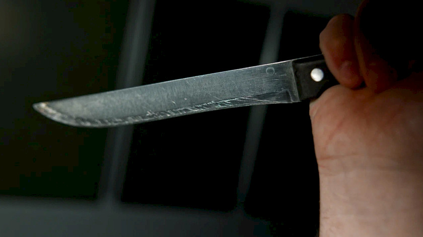 Жительница Тазовского ударила ножом 69-летнего отца