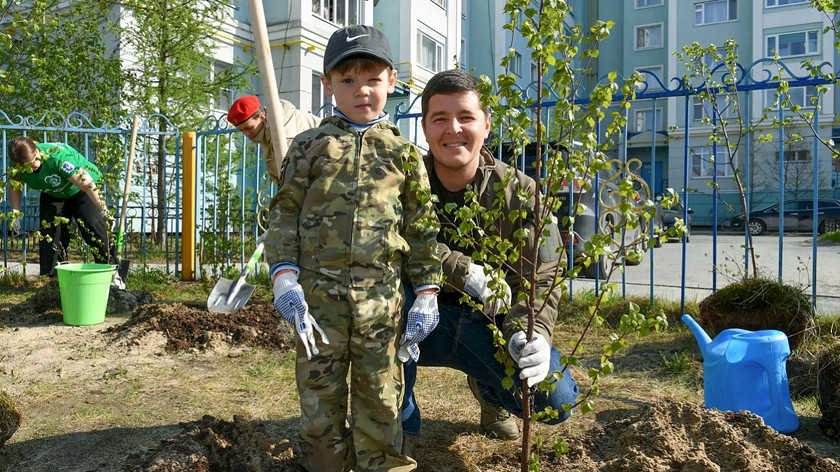 Губернатор Дмитрий Артюхов посадил в детском саду деревья