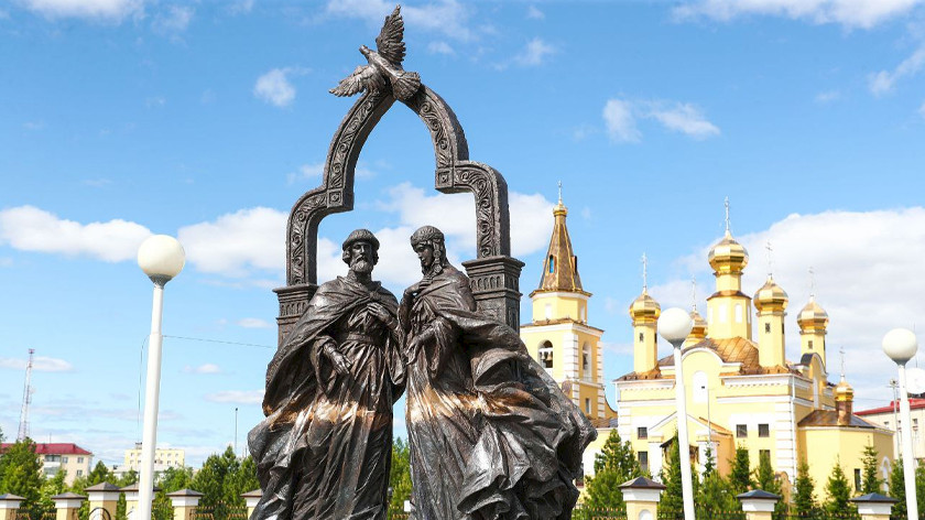 В Надыме установили памятник Петру и Февронии.ФОТО