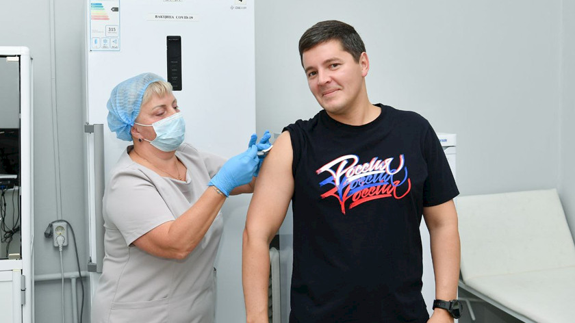 «Всегда нахожу время»: Дмитрий Артюхов поставил прививку от гриппа
