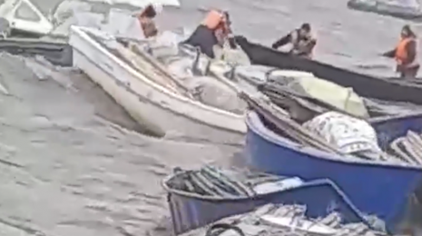 Из-за поднявшегося ветра на реке Таз пришлось спасать затопленные лодки и технику рыбаков. ВИДЕО