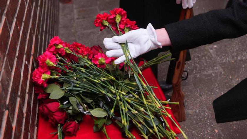 В Новом Уренгое отрыли мемориал в память о погибшем в СВО десантнике. ФОТО