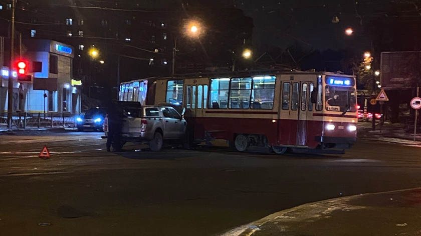 Авария с трамваем произошла в Петербурге