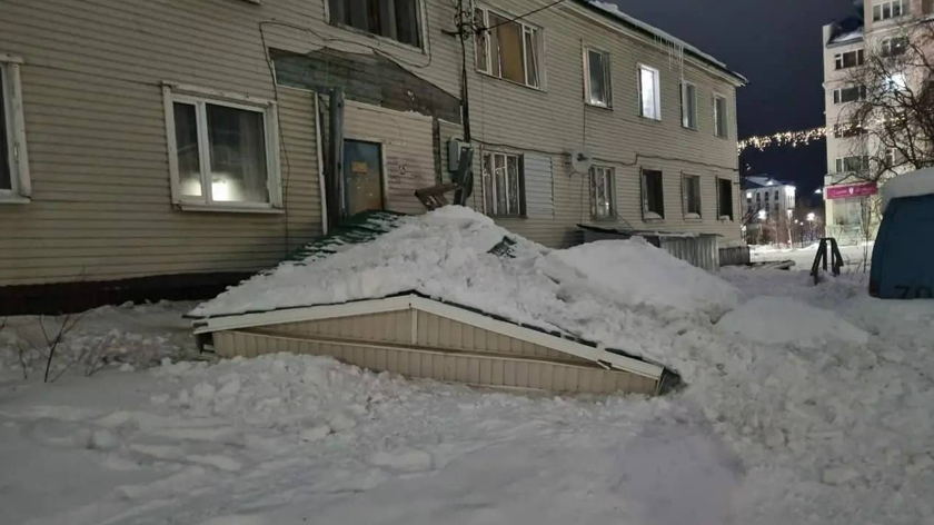 В Салехарде у дома рухнул козырек подъезда из-за скопившегося снега. ВИДЕО