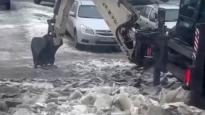 В Новом Уренгое наказали дорожника, очистившего снег вместе с асфальтом. ВИДЕО