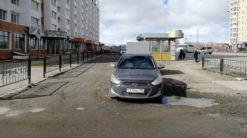 В Новом Уренгое автомобиль с прицепом наехал на пешехода