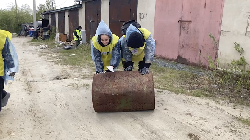 В Приуральском районе участники традиционного субботника собрали 25 тонн металла. ВИДЕО