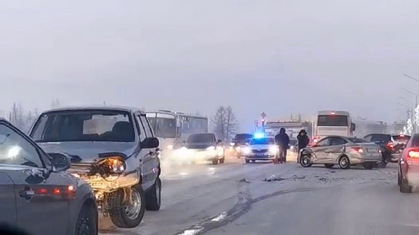 Автоледи потребовалась медпомощь после жёсткого ДТП в Новом Уренгое. ВИДЕО