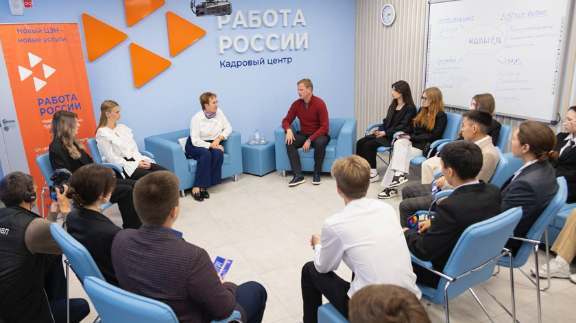 Антон Колодин встретился сегодня с будущими выпускниками школ 