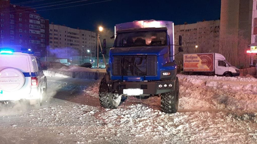  Стали известны подробности ночной погони за грузовиком и ДТП с машиной полиции в Новом Уренгое