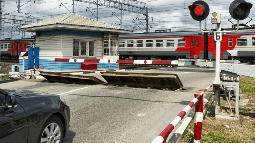 Более десятка ямальских автолюбителей не поделили дорогу с поездами