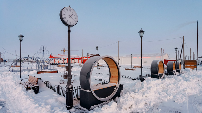 В отдалённом посёлке на Ямале установили необычные скамейки