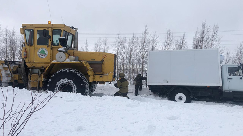 Застрявшие почти на сутки на зимнике в ЯНАО автомобили выбрались из снежной западни 