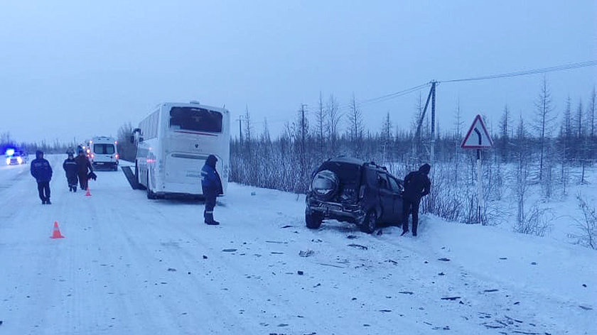 Два человека погибли в ДТП с автобусом на трассе в ЯНАО. ВИДЕО