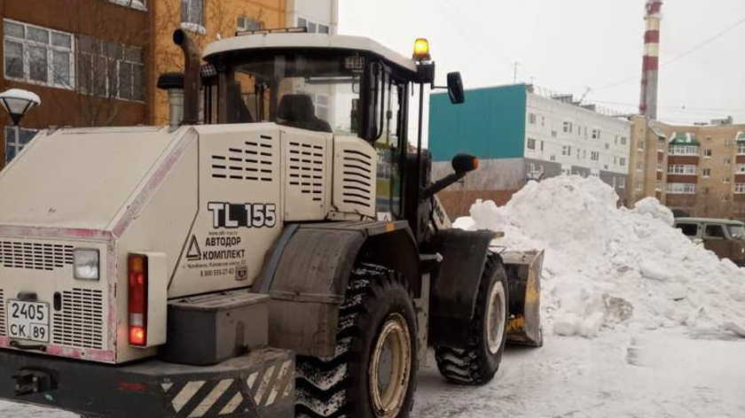 Глава Нового Уренгоя взял под личный контроль уборку снега в городских дворах. ВИДЕО