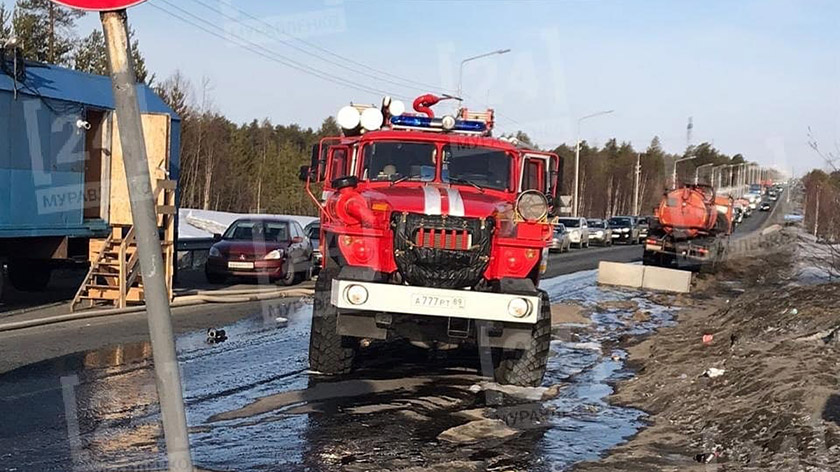 Дознаватели назвали предварительную причину возгорания большегруза на КПП Муравленко. ВИДЕО