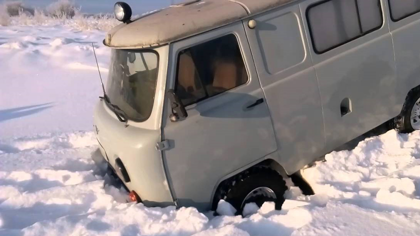 На Ямале пассажир «буханки» оказался в больнице после неудачного манёвра водителя