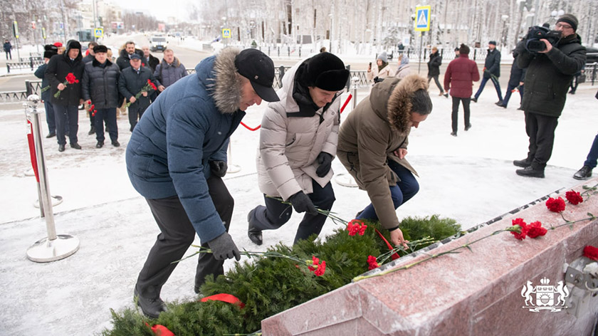 Дмитрий Артюхов возложил цветы в честь Дня героев Отечества в Югре. ВИДЕО