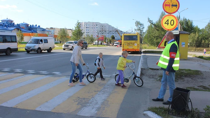 Ямальских пешеходов попросили взять ребёнка за руку: в регионе прошли акции по дорожной безопасности