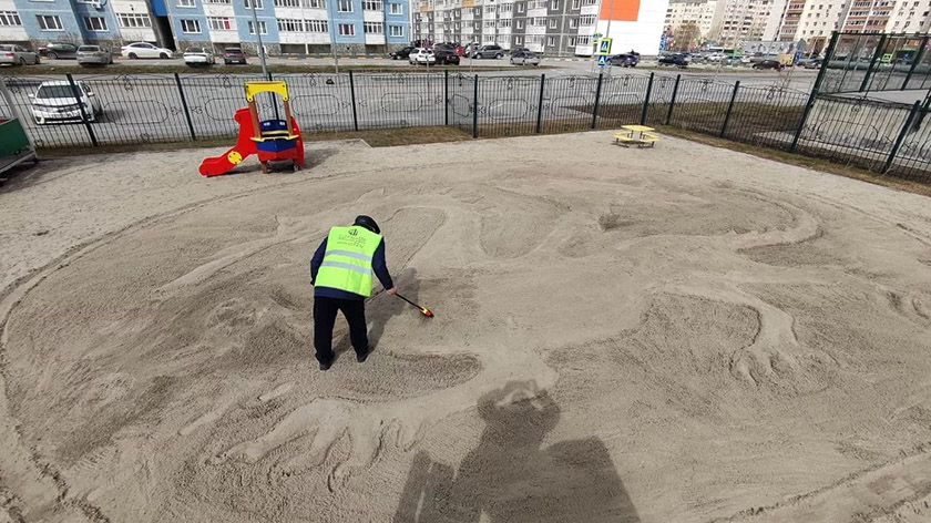 В Тюмени дворник детсада создаёт для детей картины из песка