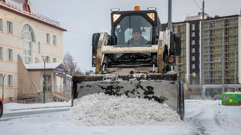 Дорожные службы Салехарда перешли на зимний режим работы