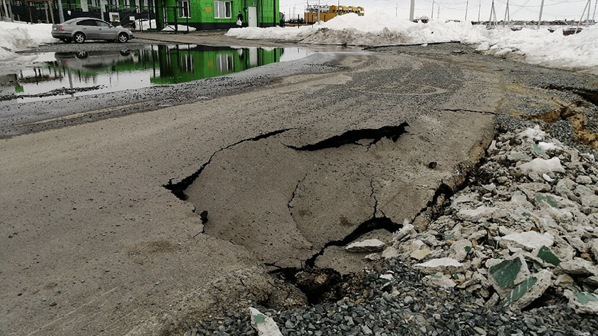 В столице ЯНАО провалилась дорожная полоса