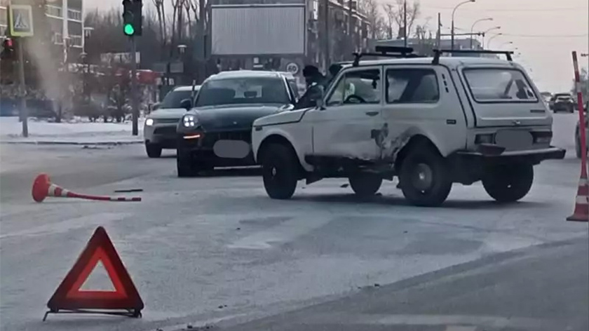 В Тюмени владелица дорогой иномарки самокатом «отомстила» автомобилисту за ДТП 