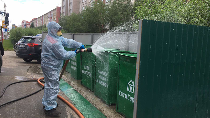 Мусорные площадки в Новом Уренгое избавляют от вирусов. ВИДЕО