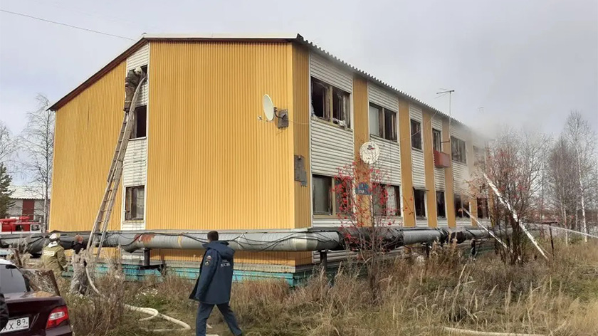 В Надыме несколько человек пострадали во время пожара в жилой «деревяшке»