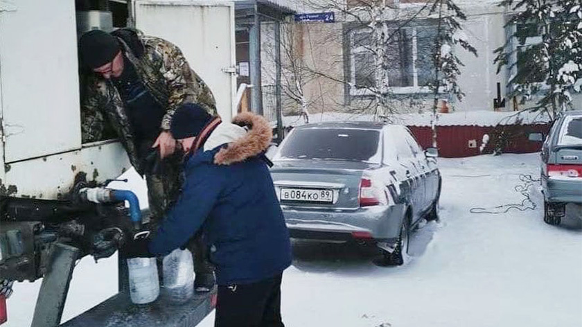 В Тарко-Сале пострадавших от коммунального ЧП горожан снабжают питьевой водой