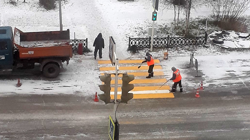 Надымские дорожники ослушались губернатора Ямала и нарисовали разметку на снегу. ВИДЕО