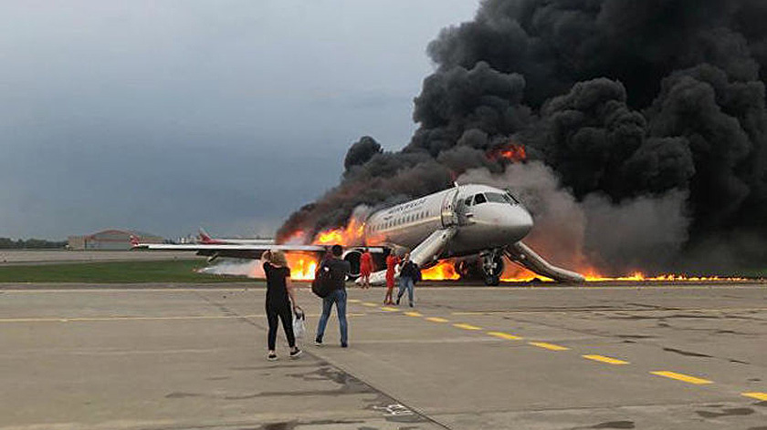 На борту загоревшегося в Шереметьево самолета находился пассажир из Нового Уренгоя 