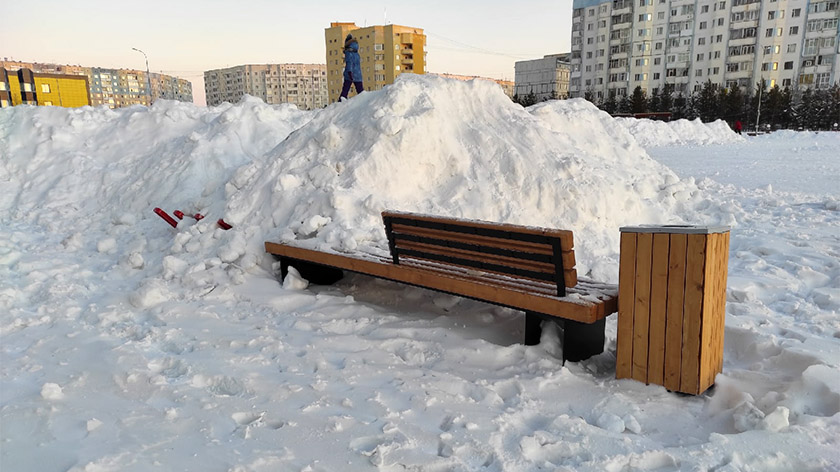 «Рекомендую посетить офтальмолога!»: в Надыме подрядчик завалил снегом новую скамейку и велопарковку. ФОТО