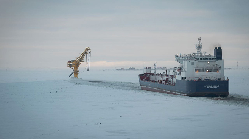 Экипаж танкера нефтяников спас жизнь рыбакам, дрейфующим на льдине в Карском море