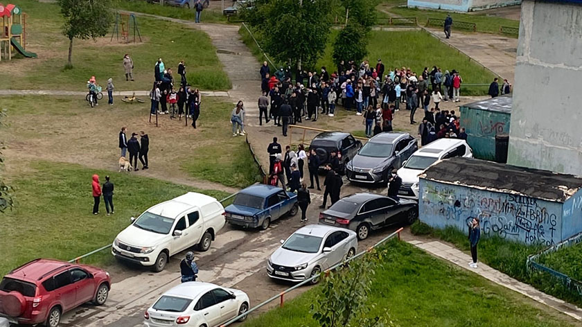 Жители Югры вышли на митинг в поддержку подозреваемого в педофилии учителя