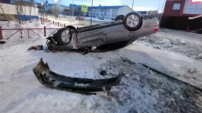 Пьяный водитель в Салехарде ночью снес фонарный столб. ВИДЕО