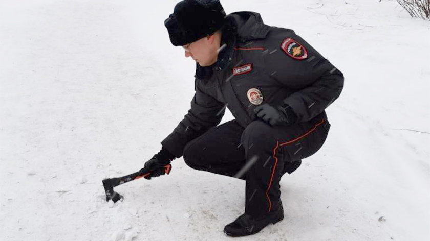 В Новом Уренгое полицейские остались недовольны уборкой снега на тротуарах